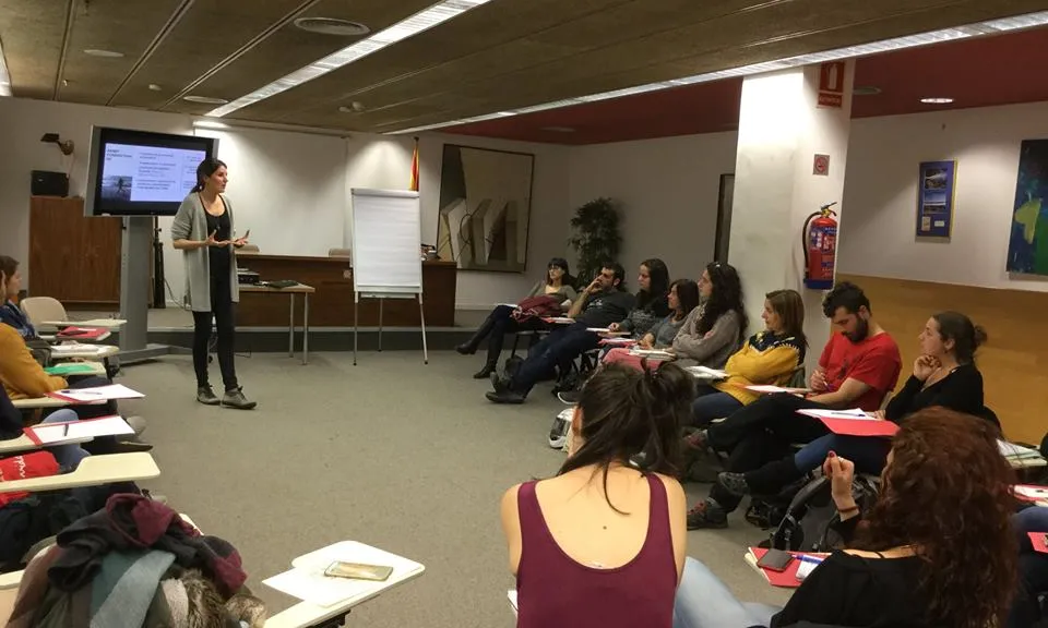 Una de les càpusles de formació del curs a càrrec d'una formadora de la Fundació Vicki Bernadet