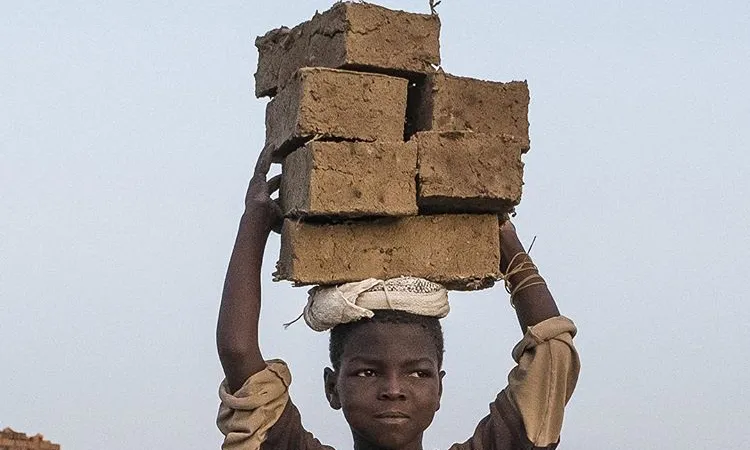 Ahmed carrega maons al Txad