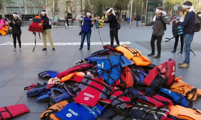 cadena d'armilles salva vides a plaça Universitat