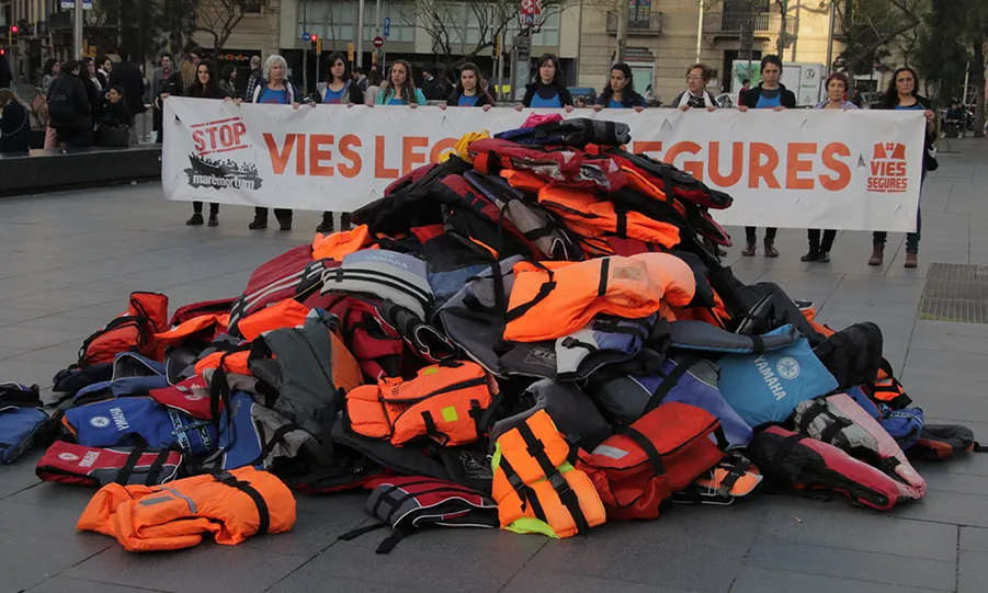 Stop Mare Mortum trasllada Lesbos a plaça Universitat