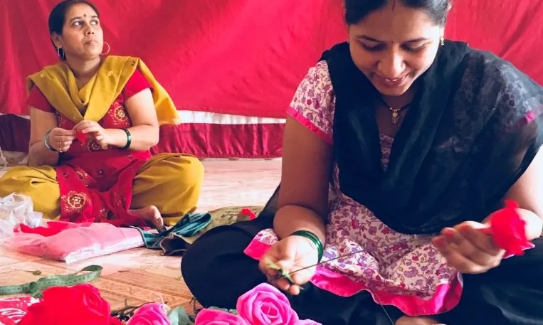 Dones índies elaborant roses artesanals per al Dia de Sant Jordi.