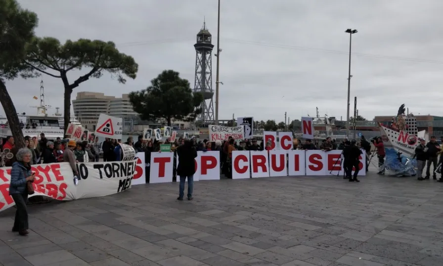 ‘El turisme mata’ o ‘Bye bye creuers’ van ser algunes de les consignes dels cartells.