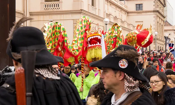 Trabucaires i el drac celebrant l'Any Nou xinès