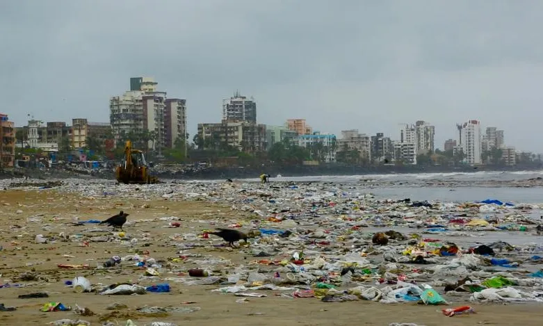 Platja soterrada en plàstic a Bombai, Índia