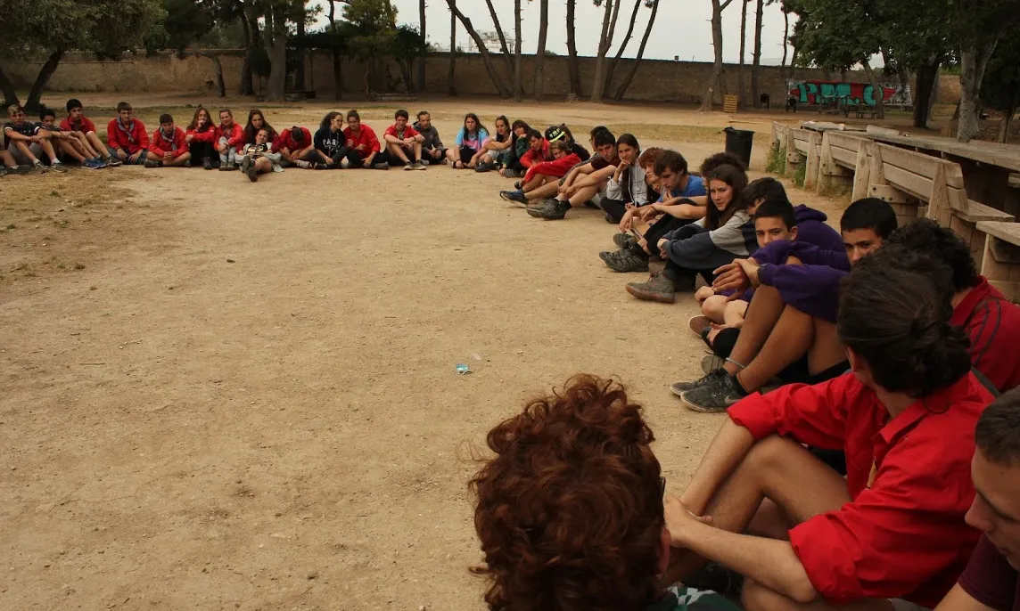 Adolescents participants a la trobada fent una activitat de debat