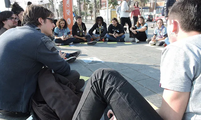 Joves d'esplais i caus participant a la presentació de la guia 'Entre Terres' 