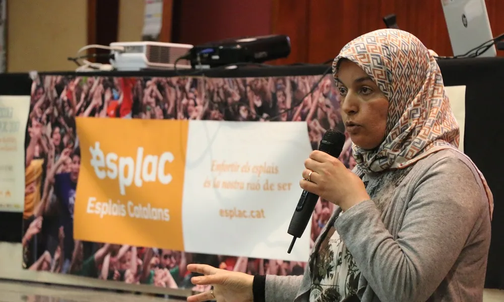 Fatiha El Mouali, economista, tècnica d’acollida i activista d’Unitat contra el Feixisme i el Racisme, en la cloenda de l'Escola Esplac 2017
