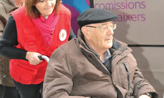 El voluntariat fa un acompanyament d'un dia a la setmana a una persona en situació de soledat no desitjada.