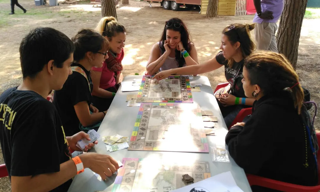 Un grup de joves jugant al joc de taula 'Fronteres invisibles' creat per l'AEiG Rudyard Kipling
