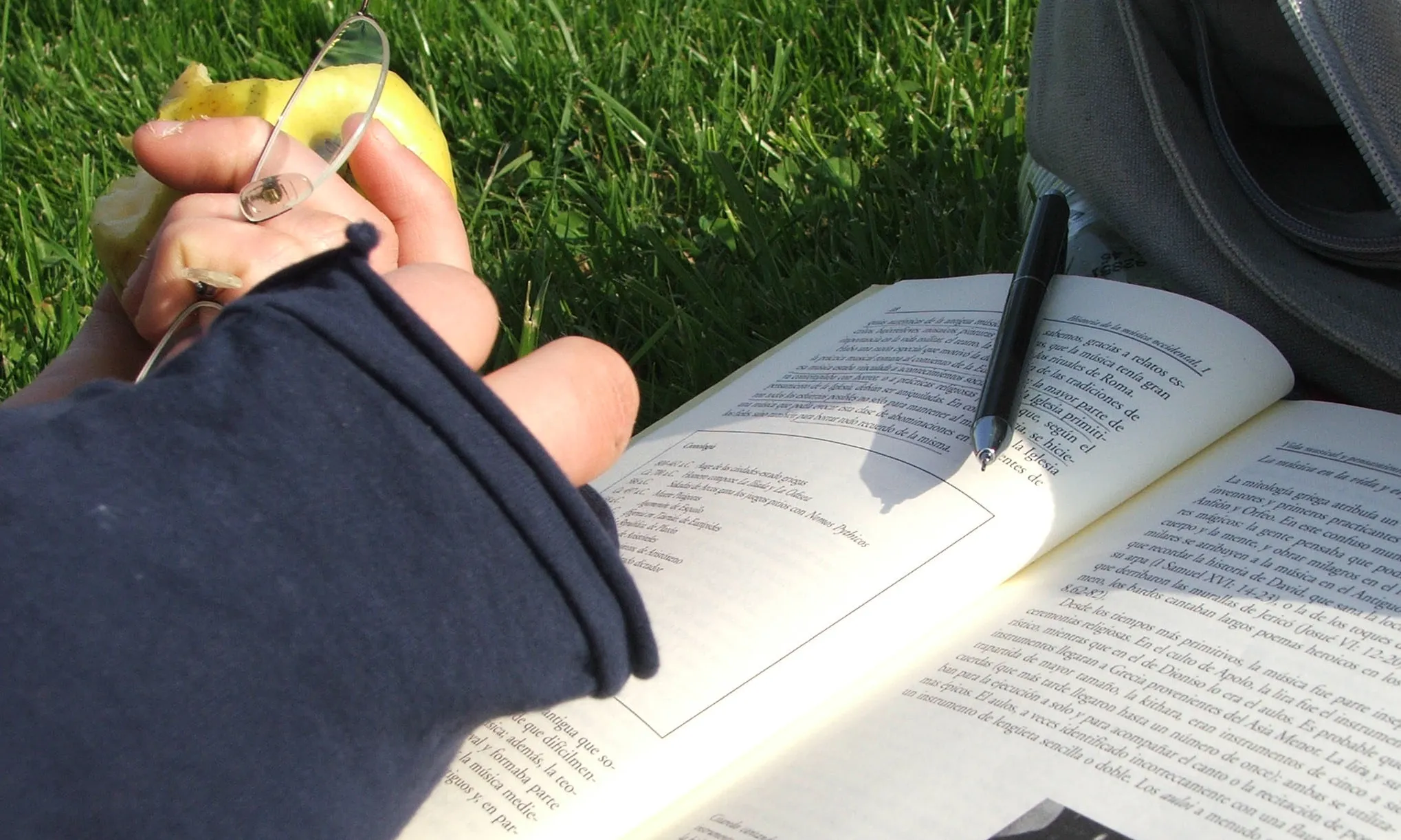 Estudiant en un jardí
