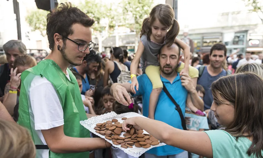 Es pot col·laborar en una vintena d'actes fent diverses tasques