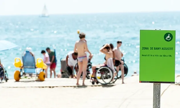 Algunes platges de la ciutat de Barcelona compten amb servei de suport al bany