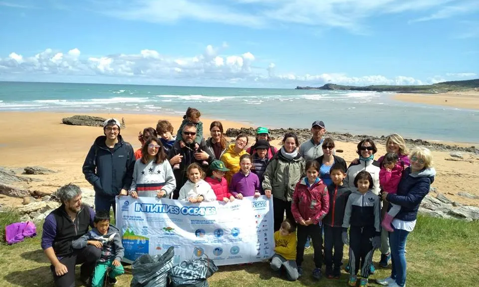Un grup de voluntariat de Surfrider en una platja de Cantàbria