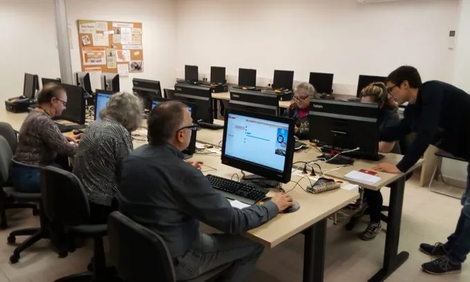 Voluntari TIC de la UPC fent classe a una entitat