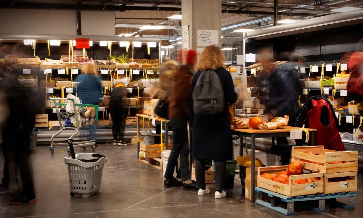 Persones sòcies del supermercat cooperatiu La Louve fent la compra
