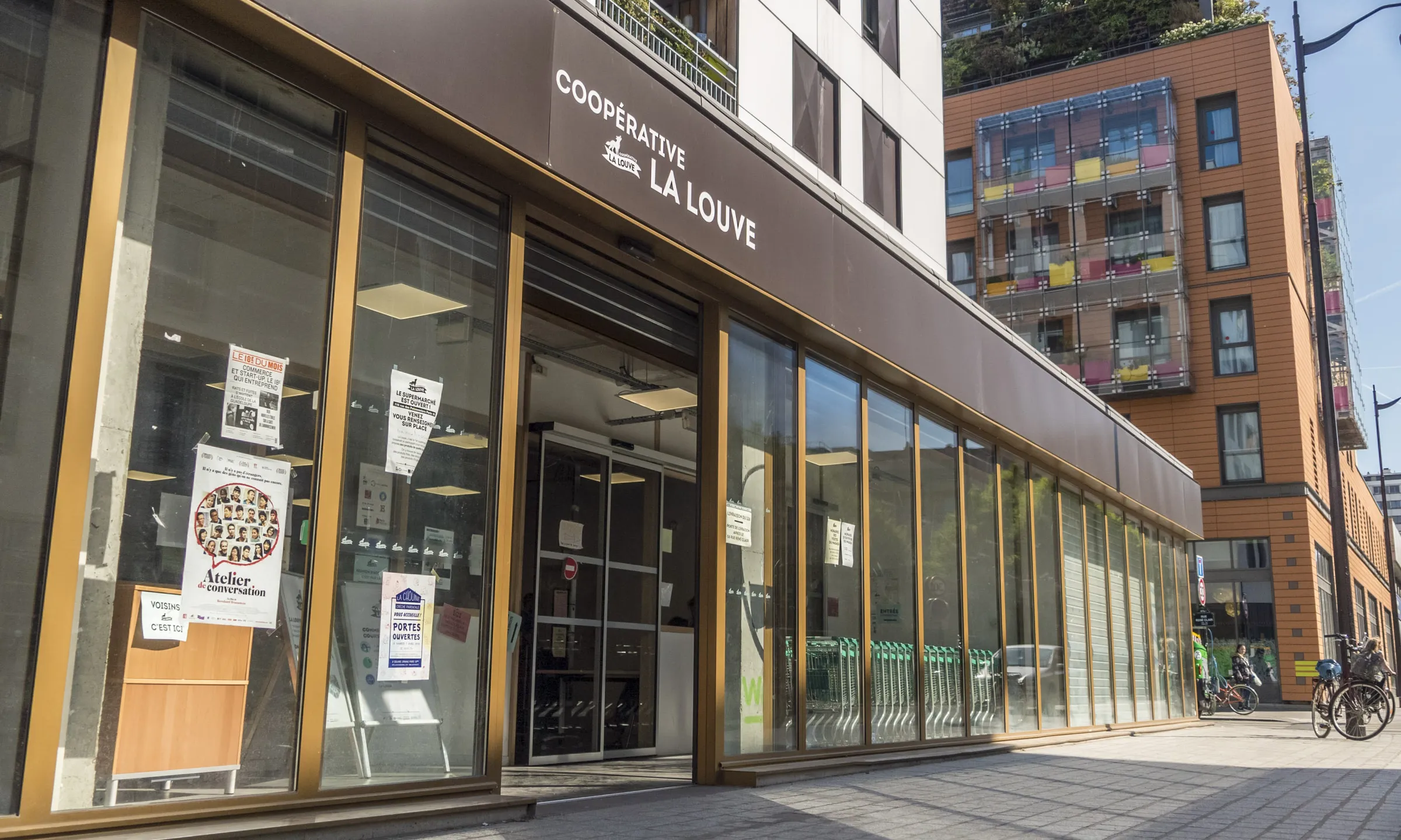 Façana del supermercat cooperatiu La Louve de París, França