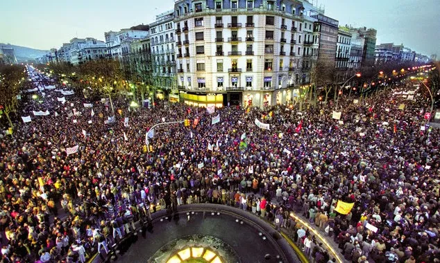 Manifestació multitudinària contra la guerra d'Iraq a Barcelona.
