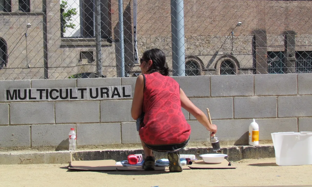 Roberta de Carvalho participant en una acció de Territoris Oblidats
