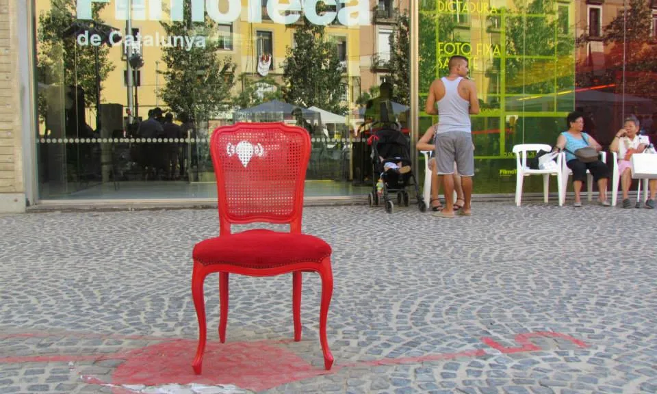 Una instal·lació del projecte 'Senyalem la memòria' davant la Filmoteca de Catalunya