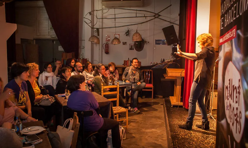 Paula Carballeira durant una sessió de contes del Festival