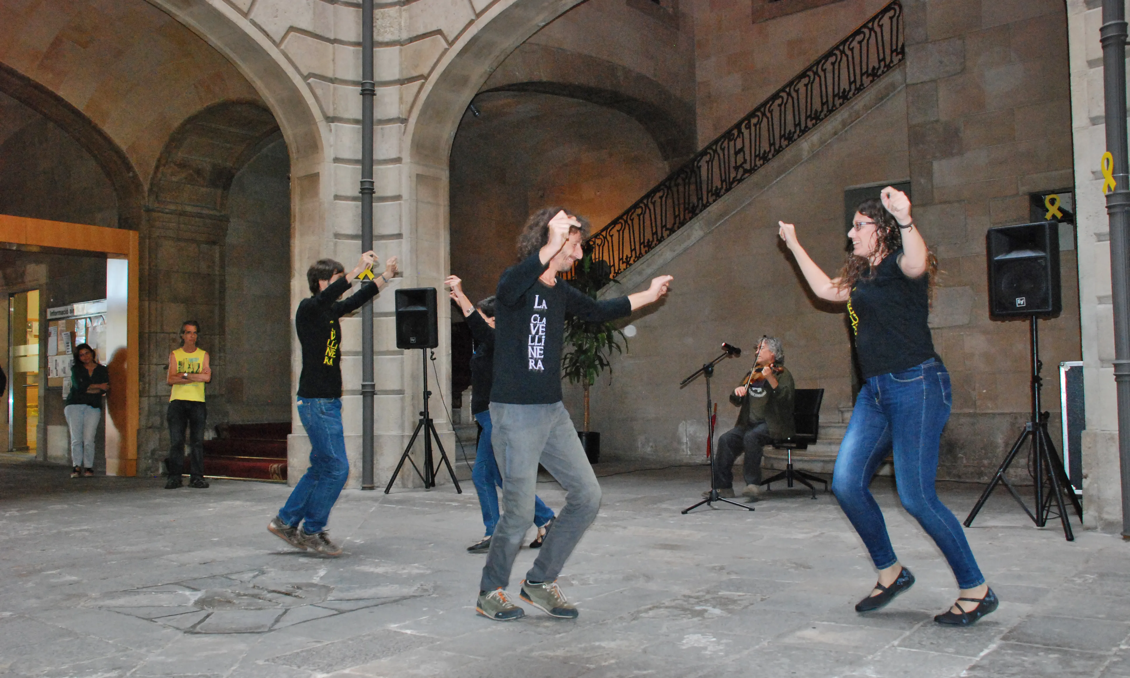 Moment de l'actuació del grup La Clavellinera en la presentació del Congrés al Palau Marc