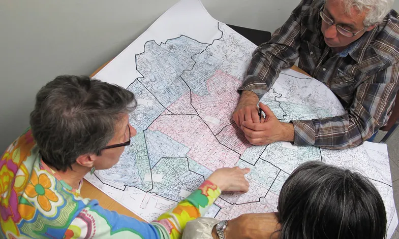 Persones mirant mapa a sobre d'una taula