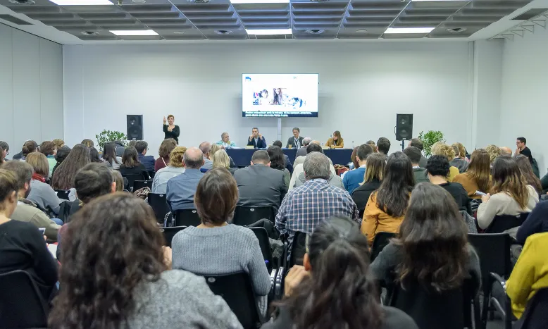 Pla general de la sala de la conferència