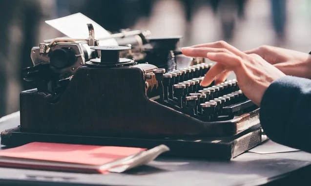 Els relats guanyadors es publicaran en format digital a la pàgina web de la Fundació Arnau d’Escala. Font: Unsplash.