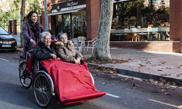 Dues senyores gaudeixen d'un passeig en tricicle
