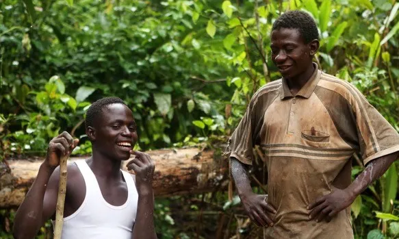 Dos homes que treballen a les mines de coltan