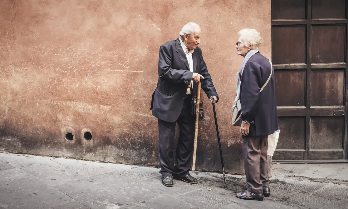 Hi ha sistemes que garanteixen un mínim d'ingressos perquè tota la ciutadania pugui fer-se càrrec, de les despeses essencials. Font: Unsplash.