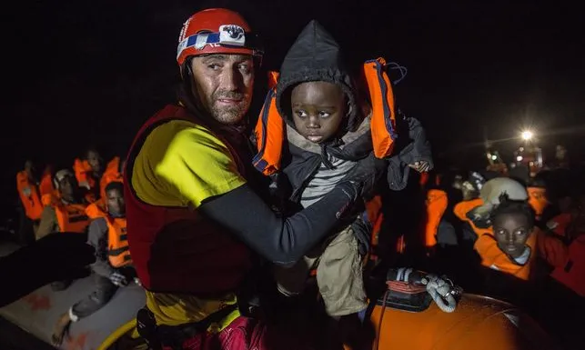 membre d'open arms ressentent un infant