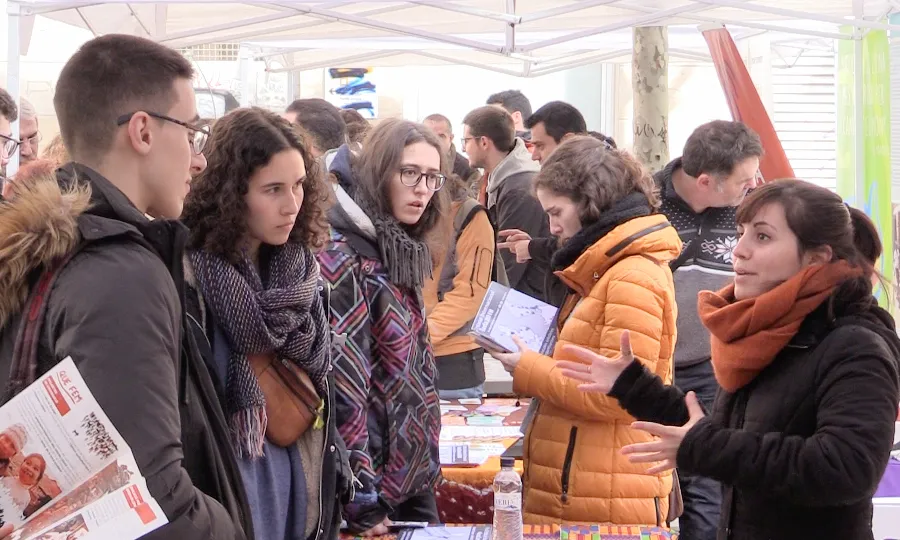 Joves en una paradeta de la Fira