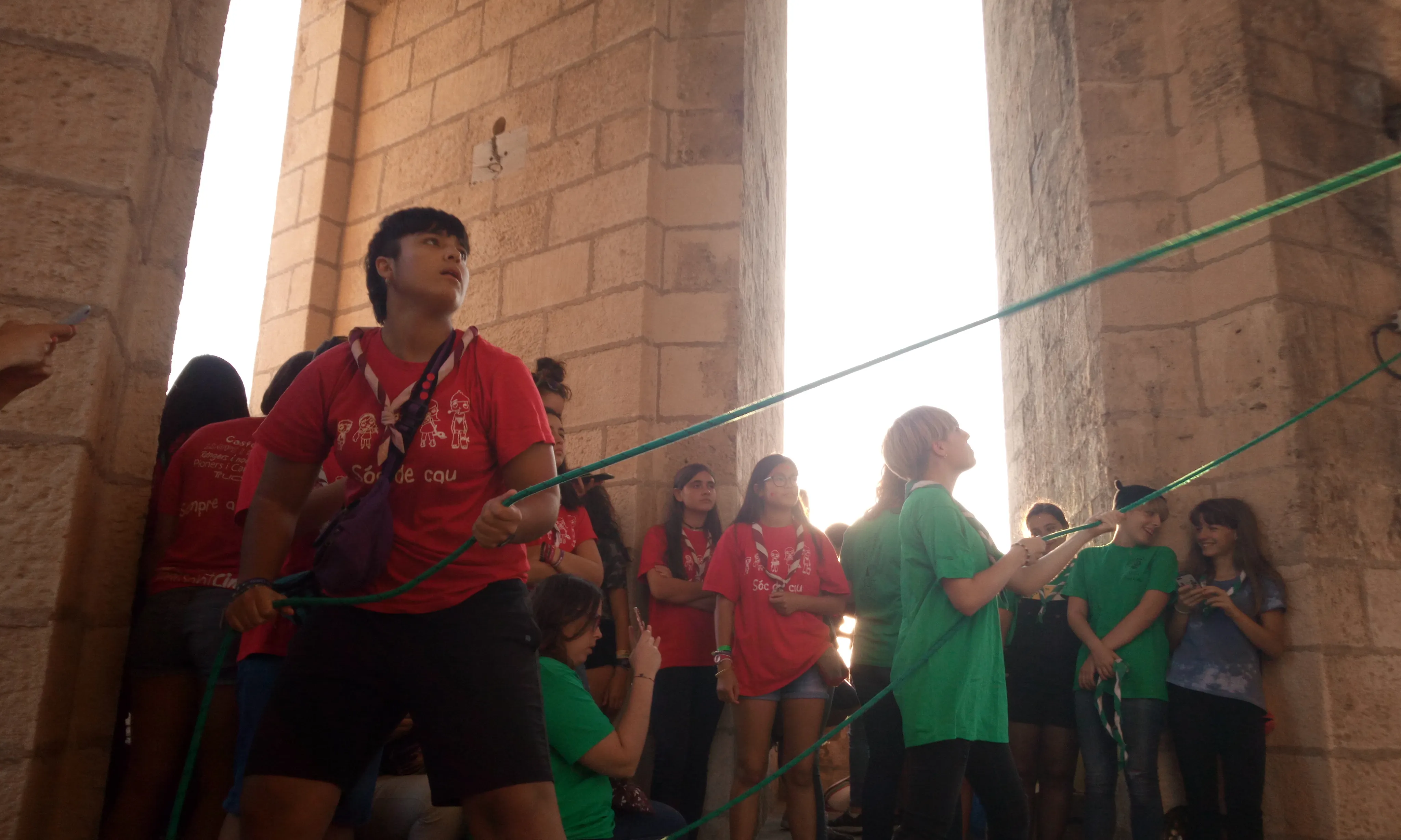 Infants i joves repicant les campanes del Campanar de Reus.