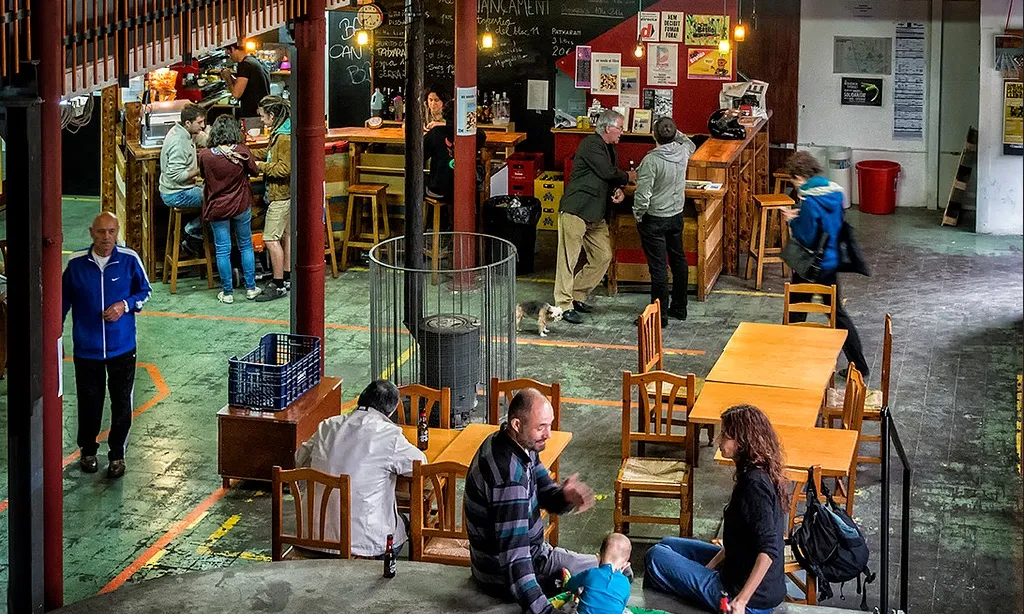 Un dels espais més populars és el bar del recinte. Font: Can Batlló.