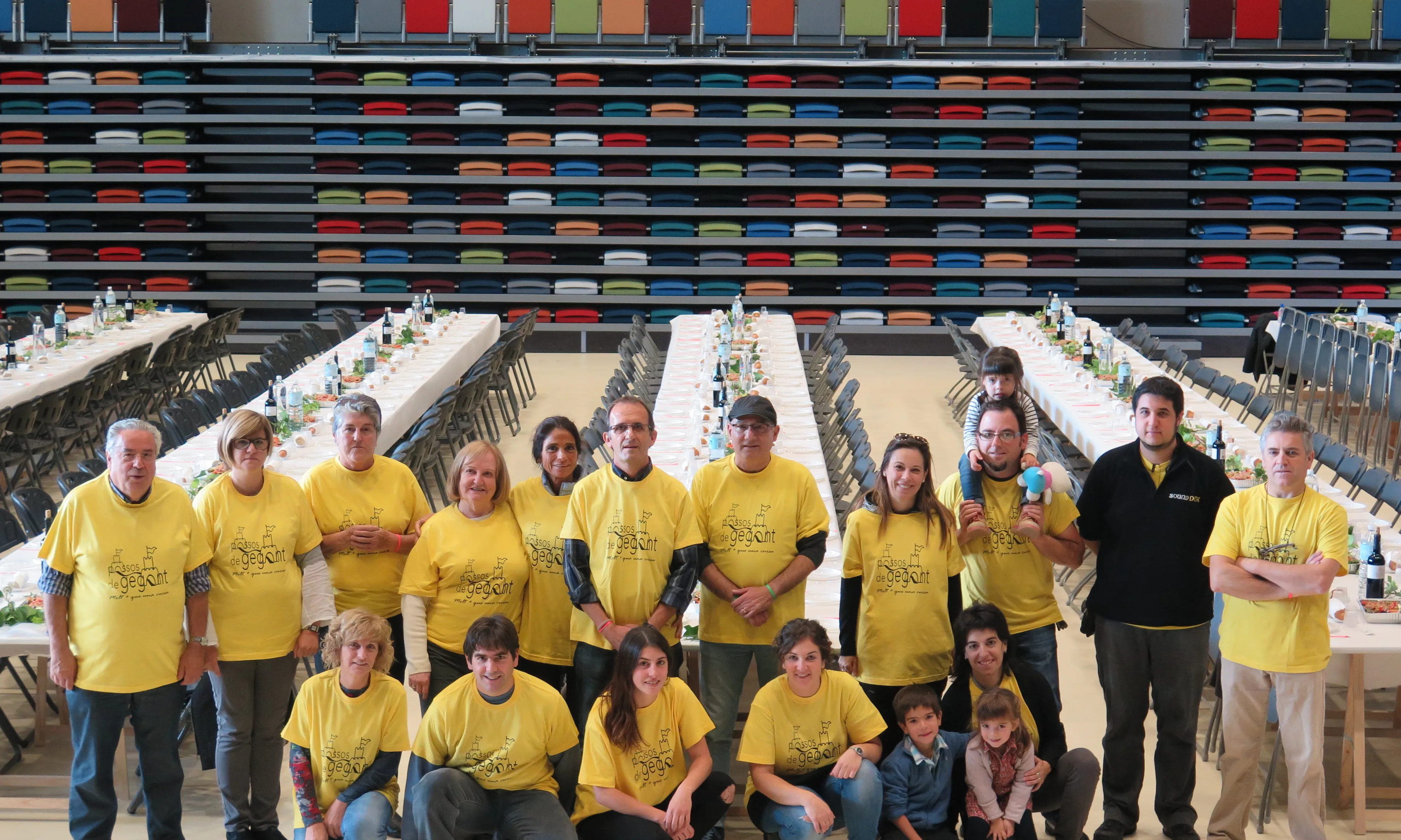 Equip dinar solidari organitzat per l'Associació Fènix