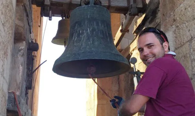 Gerard Baiget, un dels coordinadors dels Campaners de Reus, repicant una de les campanes.