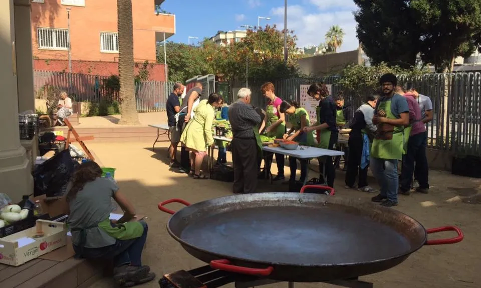 Preparatius per a una paella popular als jardins de la Casa Orlandai