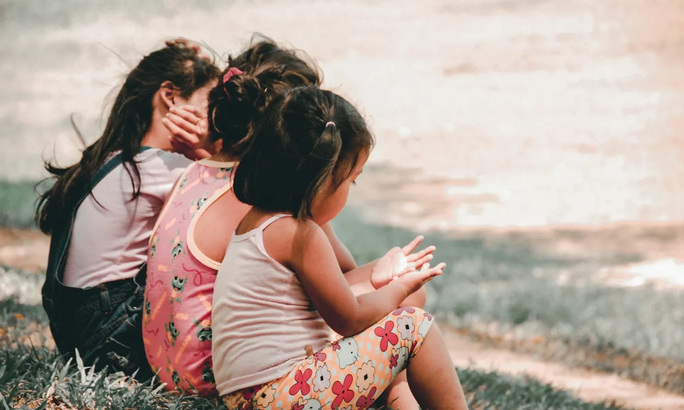 Cal invertir en protecció a la infància i generar entorns familiars i de confiança segurs. Font: Unsplash.