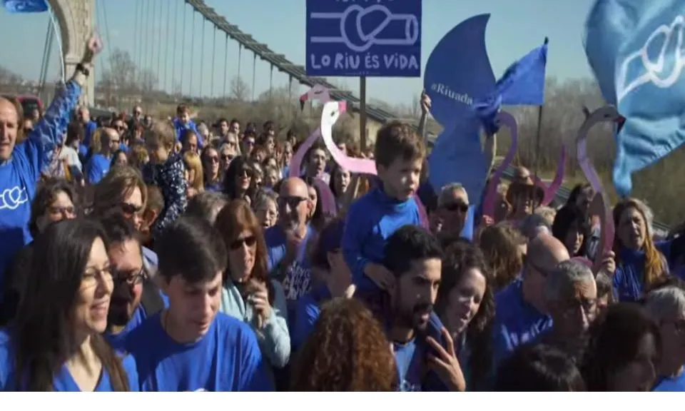 Músics ebrencs com Pepet i Marieta, Joan Rovira o el Quico, el Celio i el noi de Ferreries i membres de la PDE han creat un vídeo col·laboratiu per celebrar els 18 anys de la plataforma.