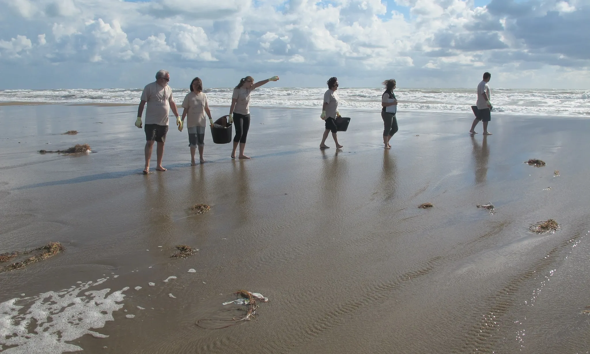 Jornada de voluntariat ambiental a les platges del Delta de l'Ebre