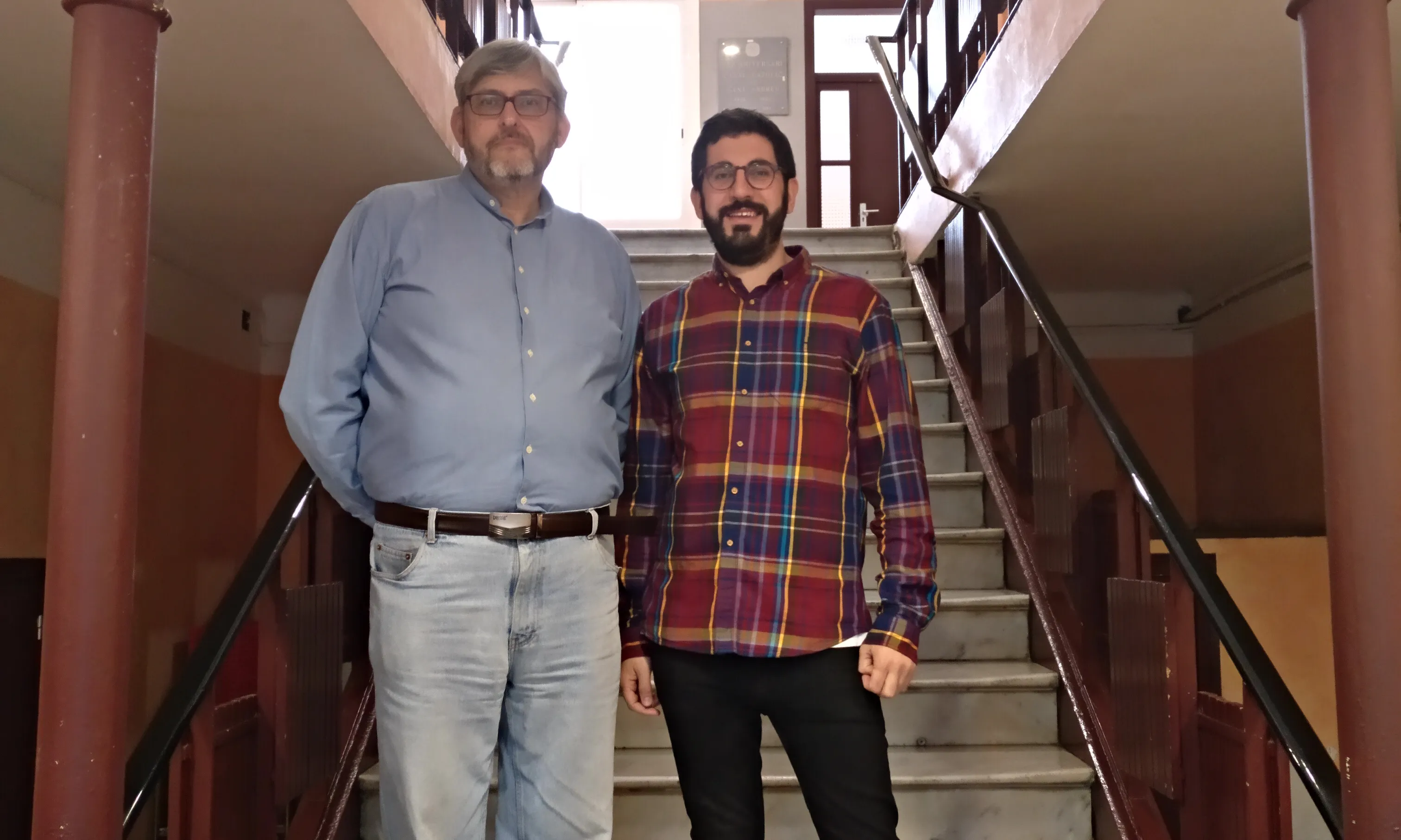 El comptable de l'entitat Joan Rovira (esquerra) i el president Eloi Puigdeollers, ens reben a l'entrada del Casal.