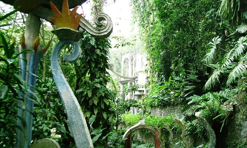 El jardí surrealista de Las Pozas a la Sierra Madre Oriental de Mèxic és una creació de l'excèntric milionari Edward James que va ser mecenes de Dalí o Man Rae.