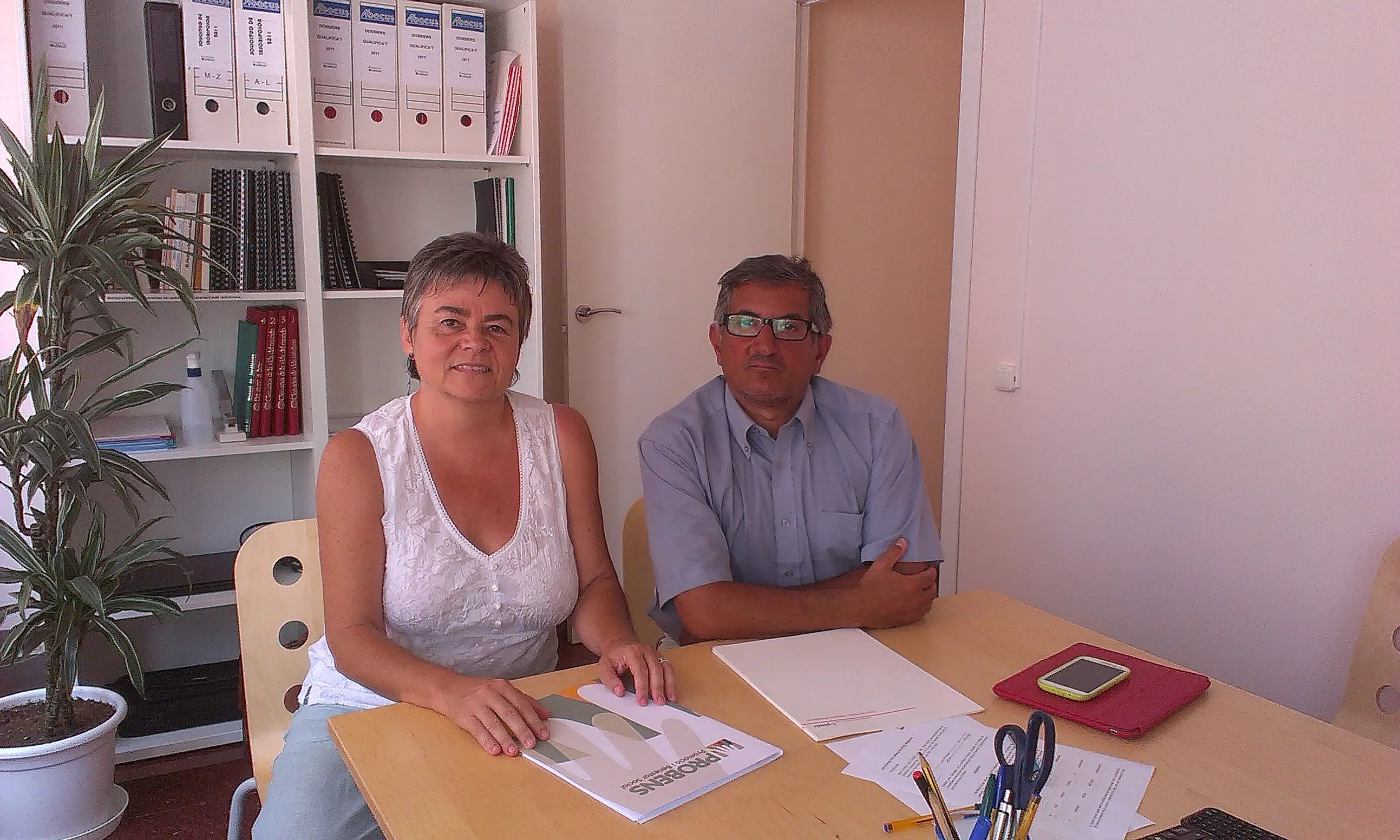 Montse Ros signant un conveni de col·laboració amb una empresa.
