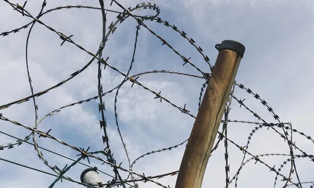 La llei d’estrangeria provoca situacions injustes i dramàtiques, condemna les persones a la irregularitat, a viure en la invisibilitat administrativa i la criminalització social.