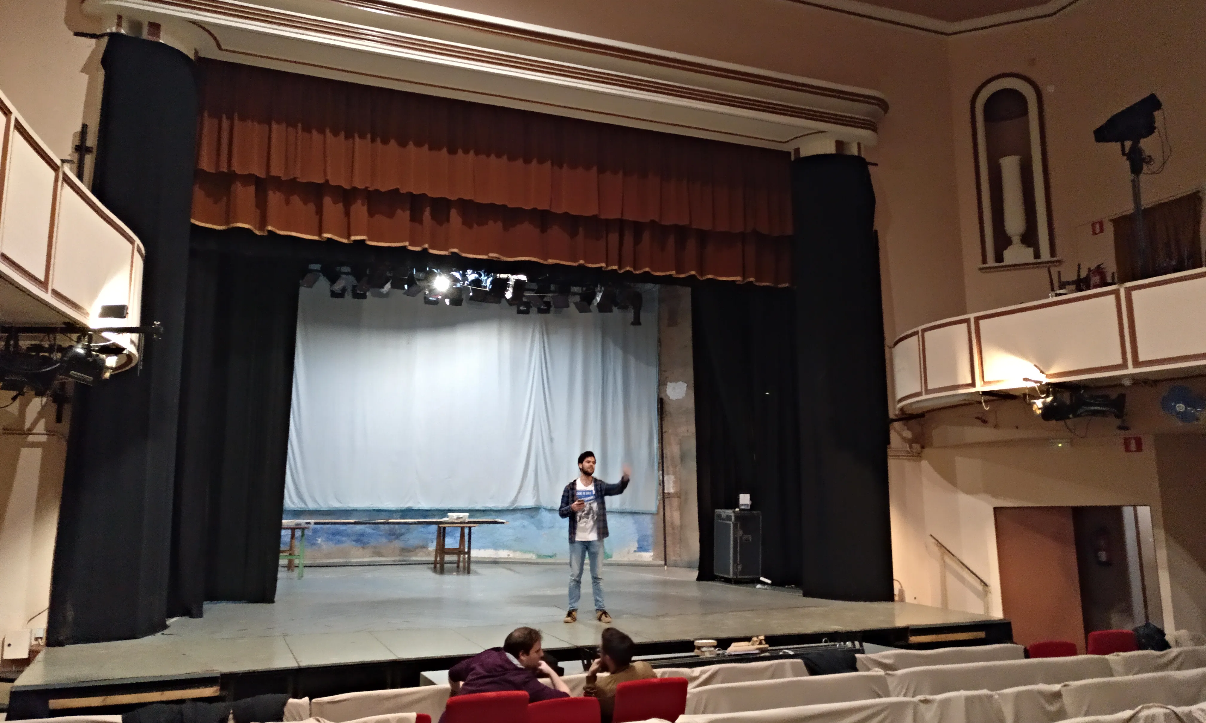 El teatre del Foment Hortenc, durant l'entrevista, en plena activitat d'assaigs.