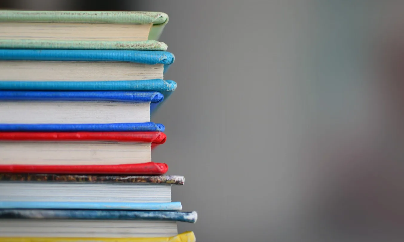 Molts joves deixen els estudis per treballar en sectors on no es requereix qualificació, com la construcció o l’hostaleria. Font: Unsplash.