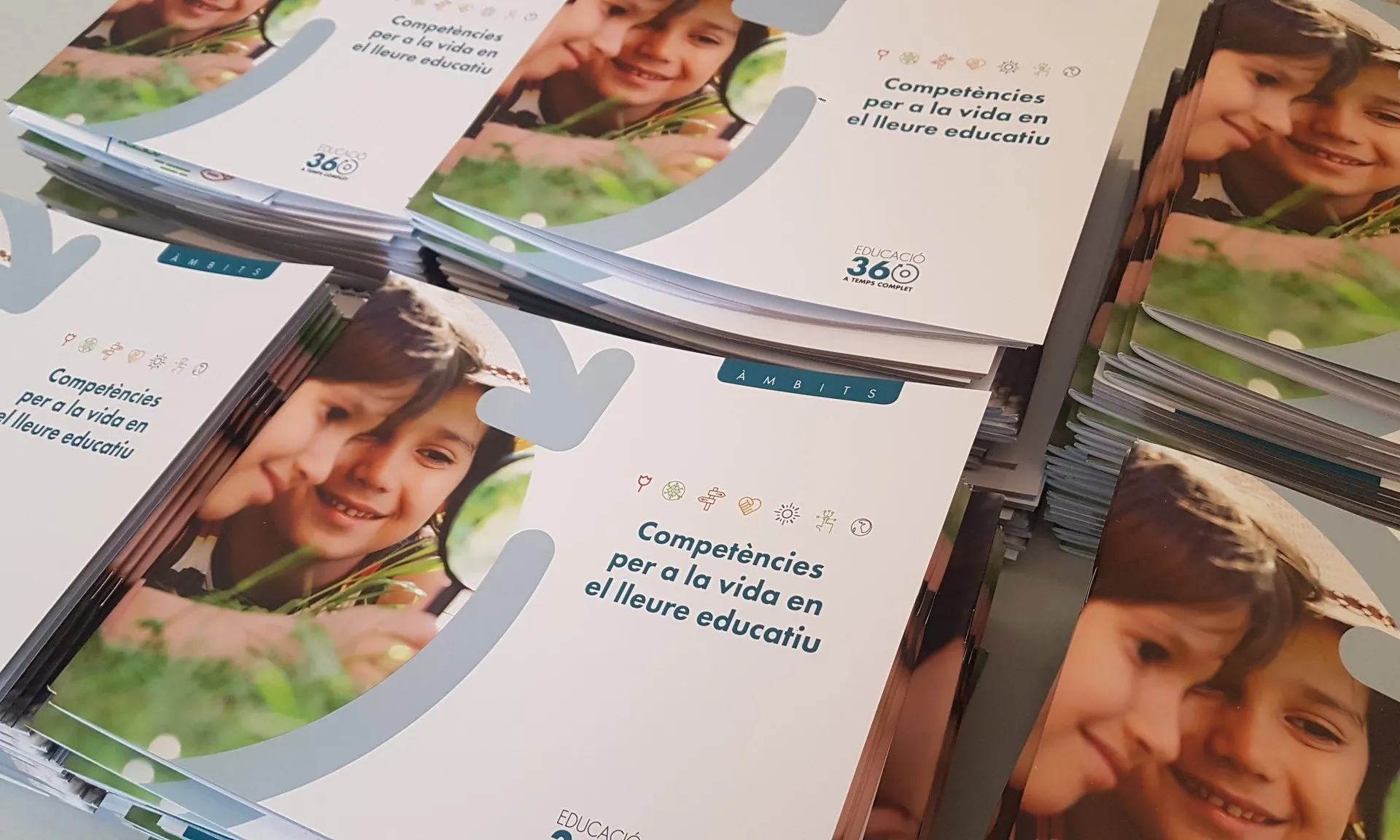 Portades de la publicació 'Competències per a la vida en el lleure educatiu'