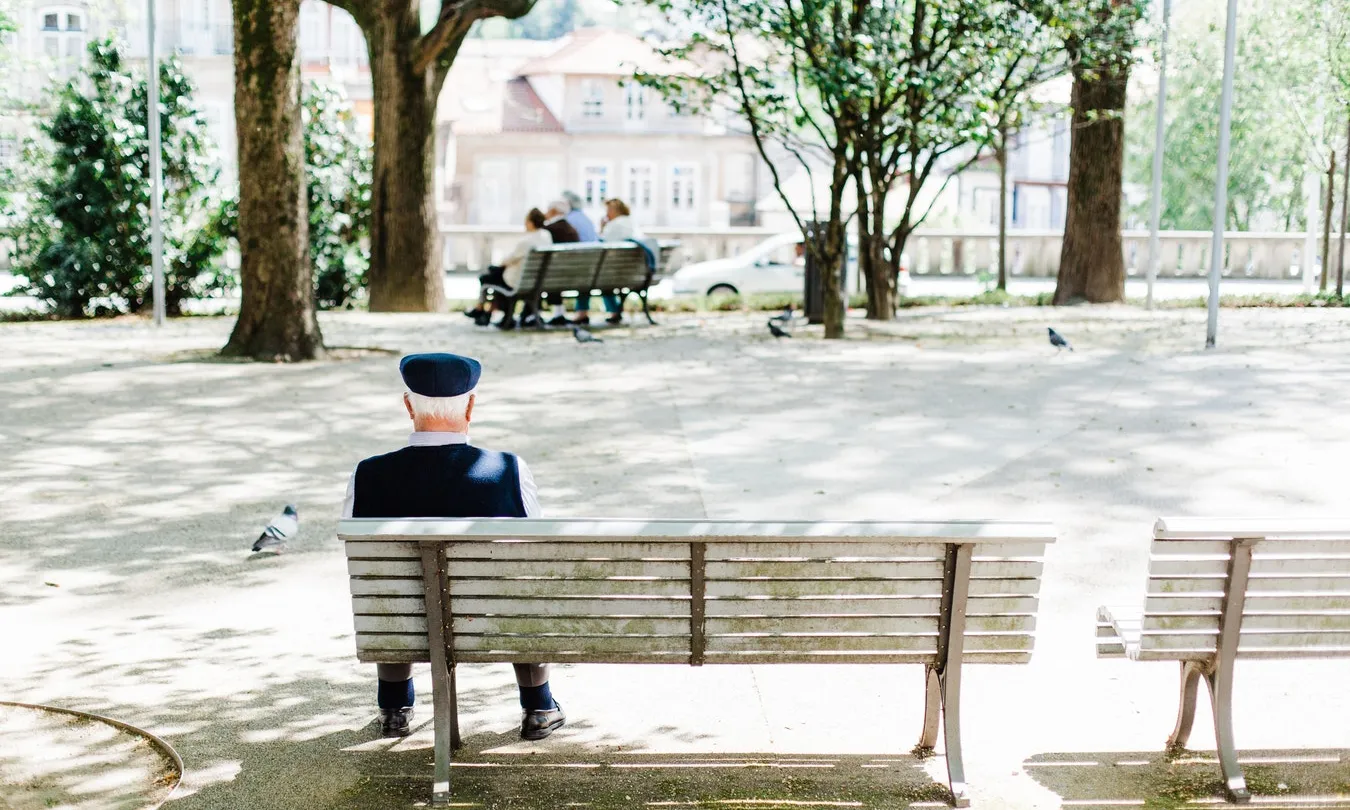 Les residències atenen el 17% de les persones usuàries, el que representa un 50% del cost de la dependència, i les famílies es fan càrrec del 41%. Font: Unsplash.