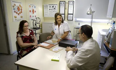 Una usuària fa una revisió mèdica per comprovar l'estat de la seva visió ocular.